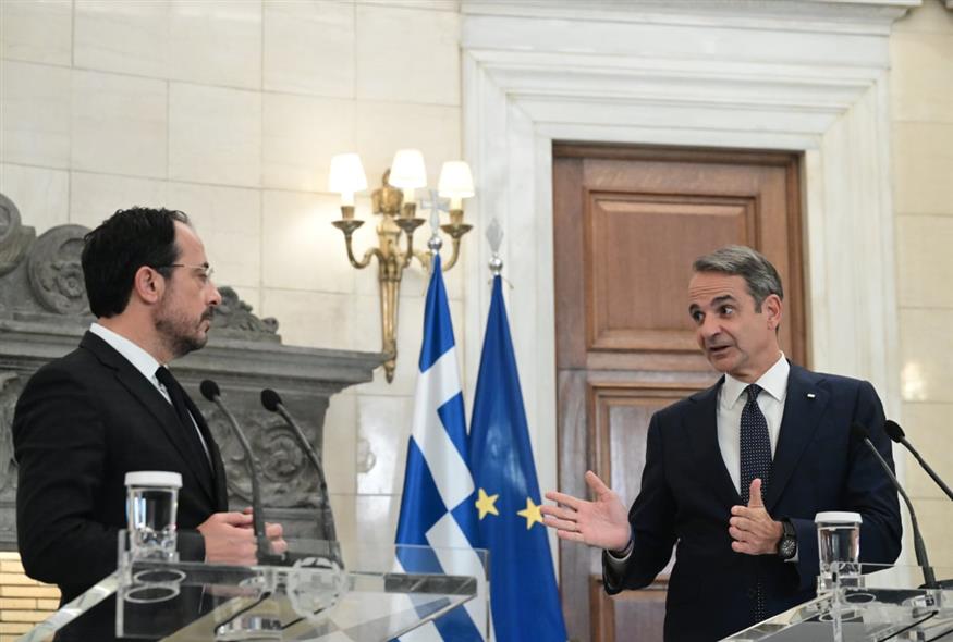 Νίκος Χριστοδουλίδης και Κυριάκος Μητσοτάκης (ΤΑΤΙΑΝΑ ΜΠΟΛΑΡΗ/EUROKINISSI)