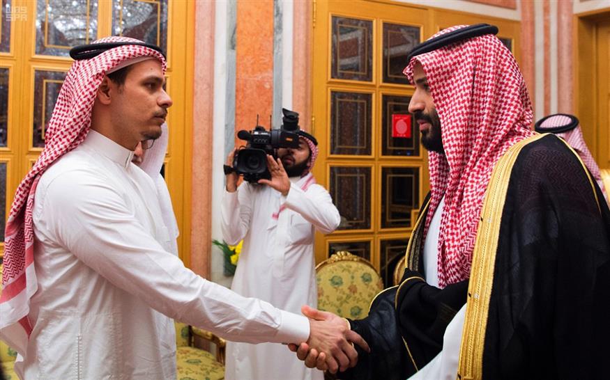 Ο μεγάλος γιος του δολοφονημένου Τζαμάλ Κασόγκι σε μια χειραψία με τον πρίγκιπα διάδοχο της Σαουδικής Αραβίας (AP)