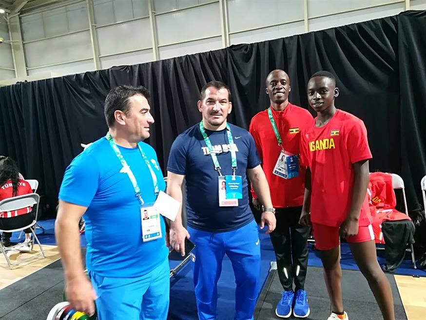 O Πύρρος Δήμας με τον αδελφό του Οδυσσέα (αριστερά) μαζί με αθλητές από την Ουγκάντα που είχαν συναντήσει το 2018
