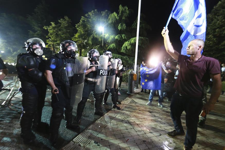 Ένταση μεταξύ διαδηλωτών και της Αστυνομίας (AP Photo/Hektor Pustina)