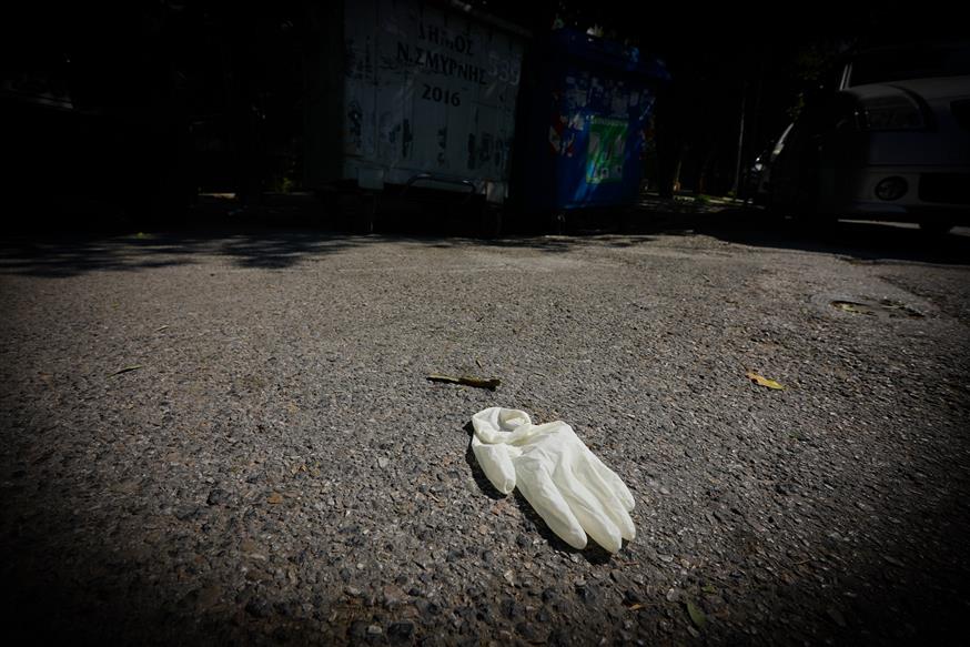 Πεταμένο γάντι σε δρόμο της Αθήνας. Πόση ανευθυνότητα... (Eurokinissi)