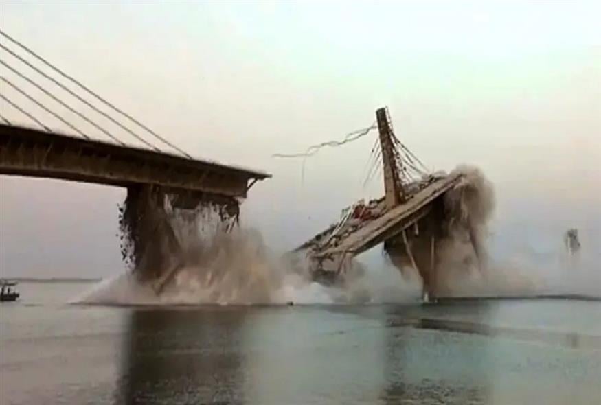 Ινδία: Γέφυρα κατέρρευσε για 2η φορά μέσα σε έναν χρόνο (Screenshot)