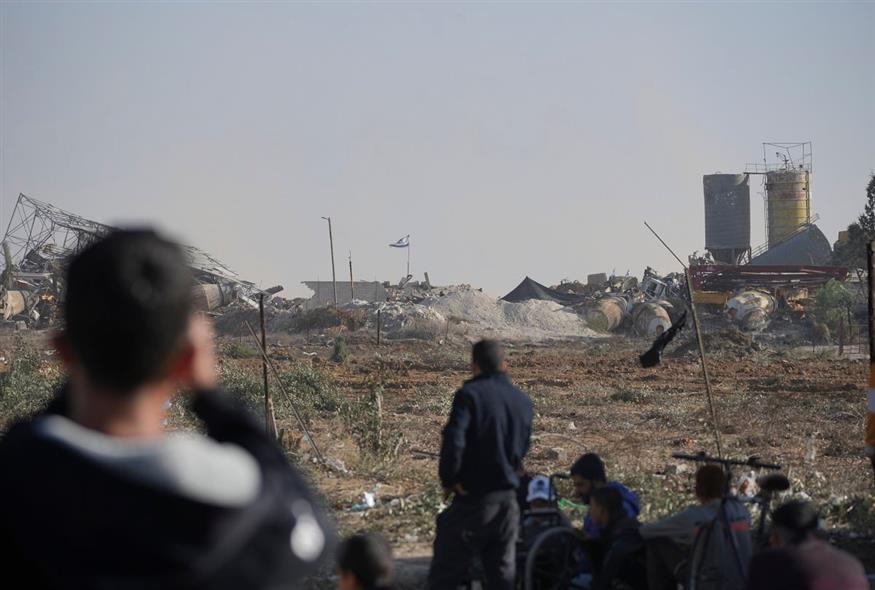 Παλαιστίνιοι προσπαθούν να περάσουν πίσω στη βόρεια Γάζα  (AP Photo/Hatem Moussa)