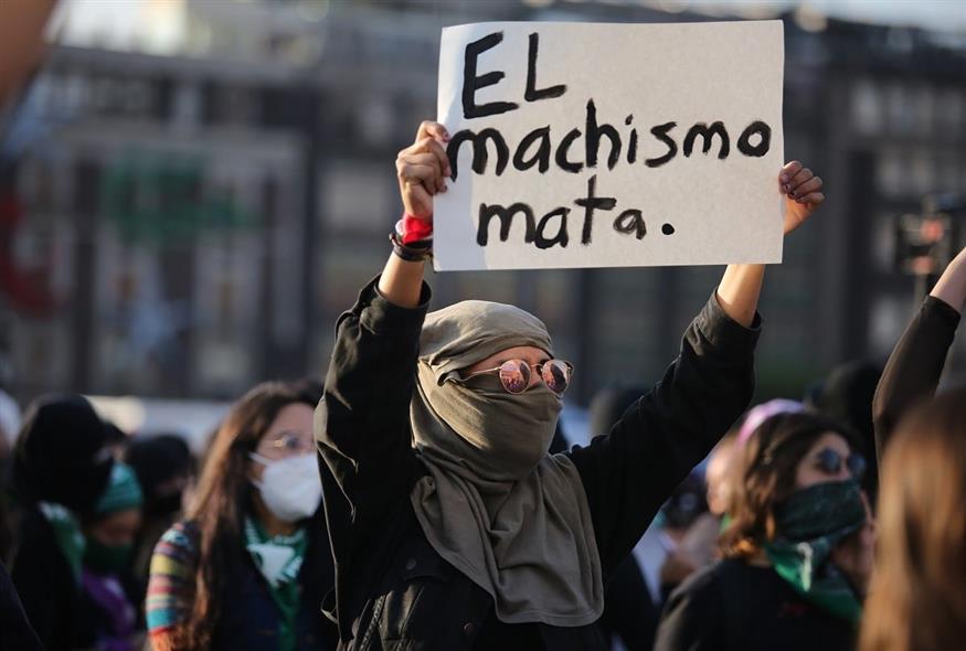 Διαδηλώτρια κατά τη διάρκεια πορείας για την Παγκόσμια Ημέρα για την Εξάλειψη της Βίας κατά των Γυναικών, στην Πόλη του Μεξικού (φωτογραφία αρχείου / Associated Press)