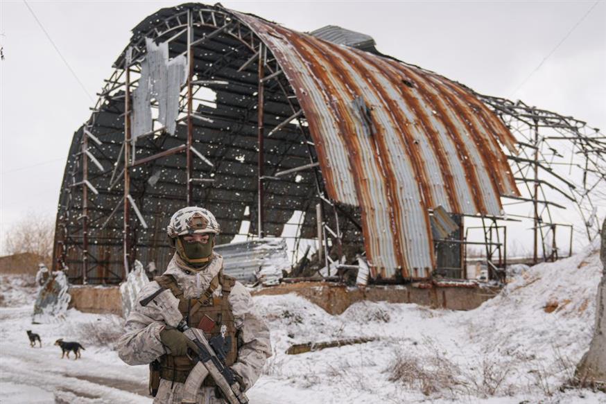 Ουκρανός στρατιώτης πραγματοποιεί περιπολία/Associated Press
