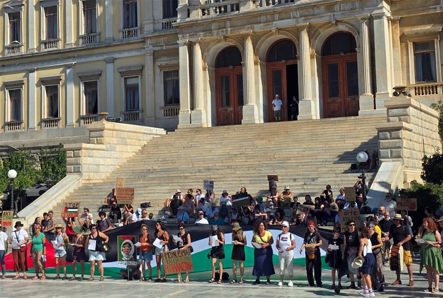 Συγκέντρωση διαμαρτυρίας στη Σύρο ενάντια στην άφιξη του ισραηλινού κρουαζιερόπλοιου «Crown Iris» Συγκέντρωση διαμαρτυρίας στη Σύρο ενάντια στην άφιξη του ισραηλινού κρουαζιερόπλοιου «Crown Iris»