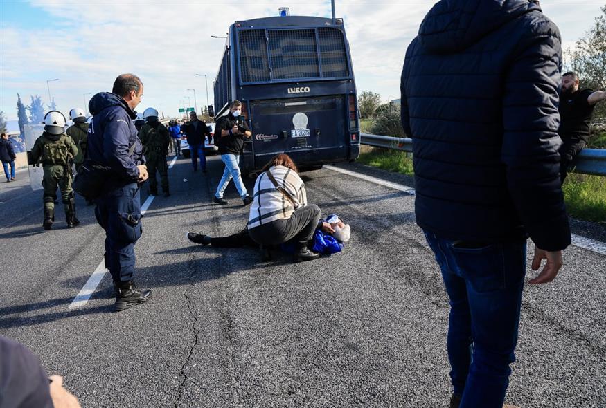 Ένταση μεταξύ ΜΑΤ και αγροτών στον κόμβο της Νίκαιας