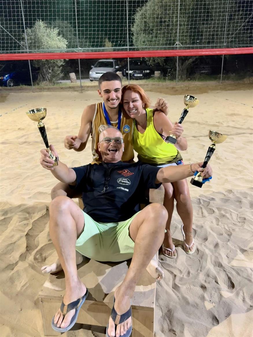 Ο Ασημάκης Διονυσόπουλος με τους γονείς του