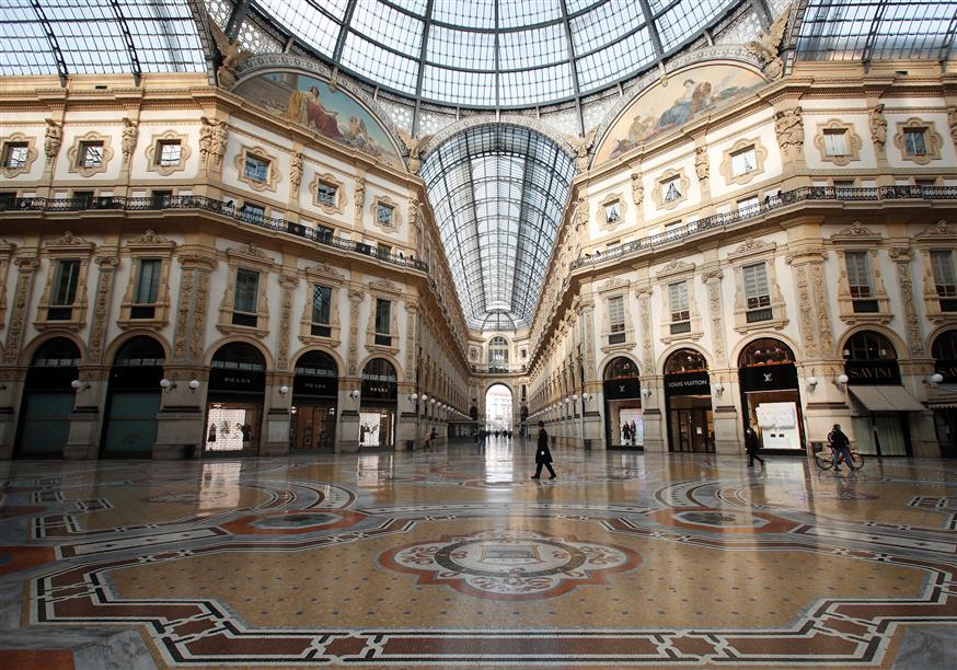 Άδεια η Vittorio Emanuele II gallery μετά το τοπικό lockdown στο Μιλάνο/Copyright: AP Images