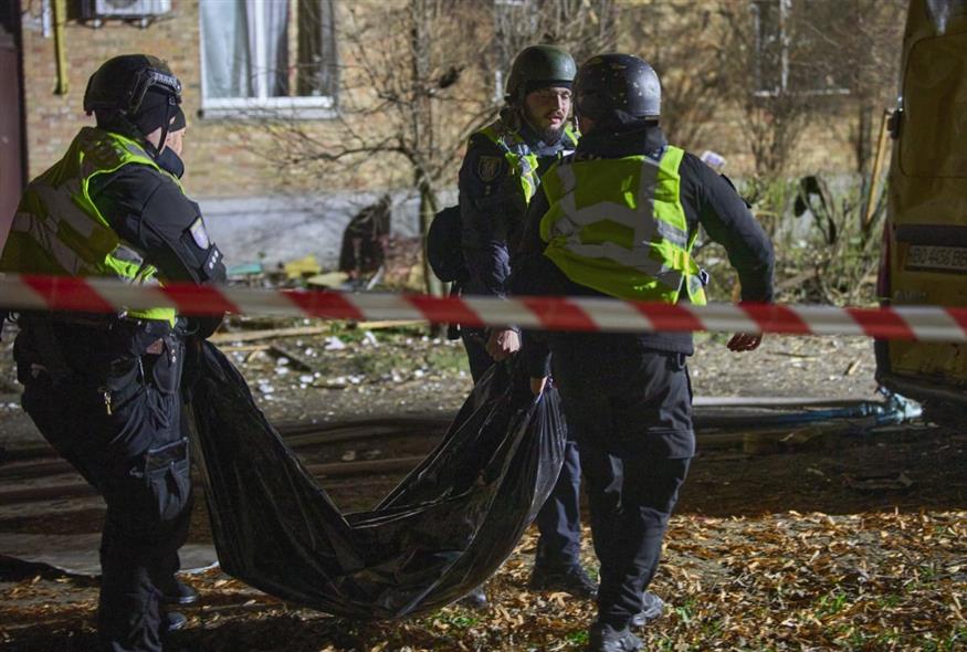 Οι ηγέτες συζητούν για ειρήνη, ο πόλεμος συνεχίζεται (AP)