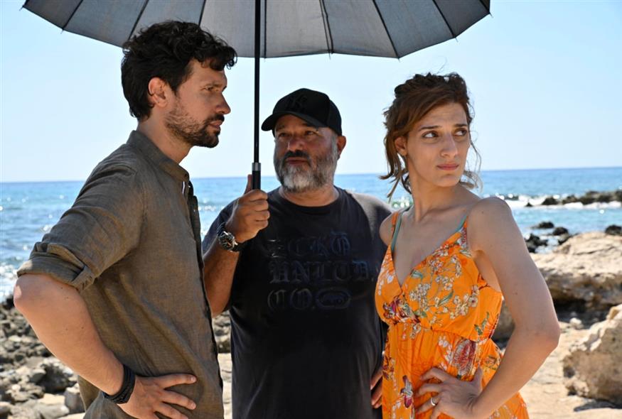 Ο σκηνοθέτης, Κώστας Κωστόπουλος, μαζί με τους πρωταγωνιστές της σειράς «Σασμός»