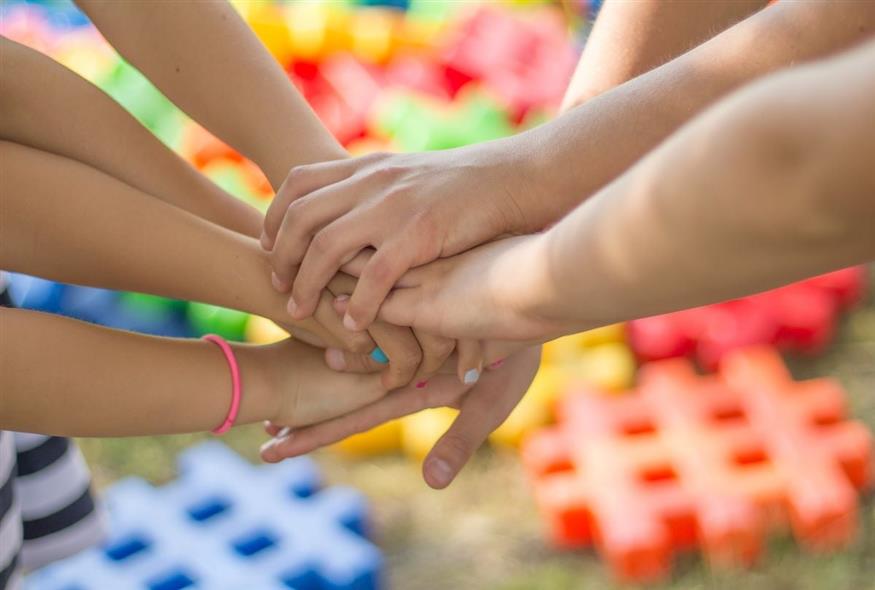 Παιδιά ενώνουν τα χέρια τους (Pixabay)