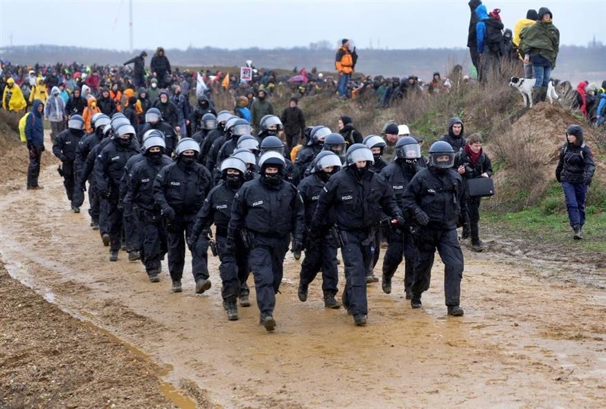 Γερμανοί αστυνομικοί κατά την επιχείρηση εκκένωσης (Associated Press)