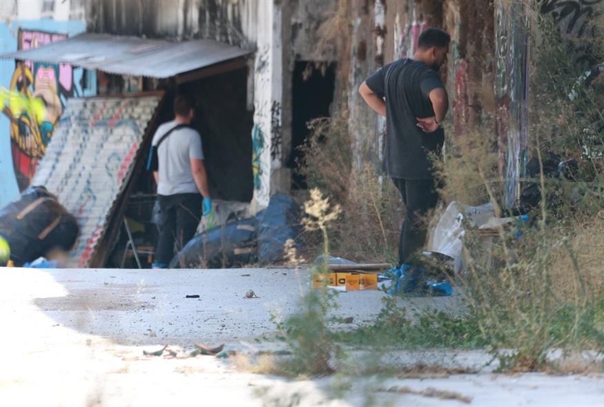 Έρευνα της ΕΛ.ΑΣ. στο σημείο όπου εντοπίστηκε η σορός γυναίκας σε βαλίτσα (ΙΝΤΙΜΕ) Έρευνα της ΕΛ.ΑΣ. στο σημείο όπου εντοπίστηκε η σορός γυναίκας σε βαλίτσα (ΙΝΤΙΜΕ)