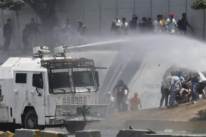 Συγκρούσεις διαδηλωτών και των δυνάμεων ασφαλείας (AP Photo/Ariana Cubillos)