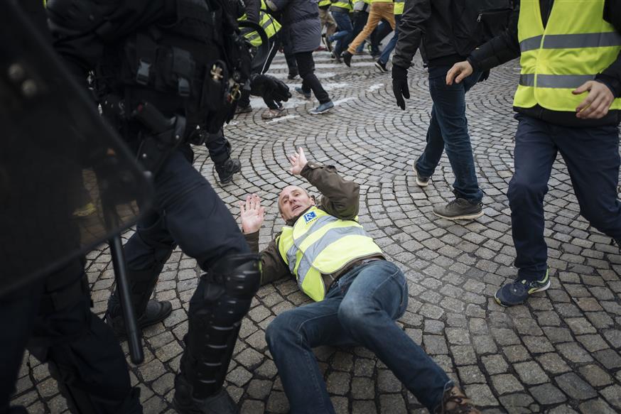 France protests/(AP Photo/Kamil Zihnioglu)