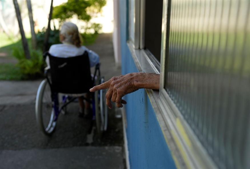 Ηλικιωμένοι (Φωτογραφία αρχείου/AP Photo/Silvia Izquierdo)