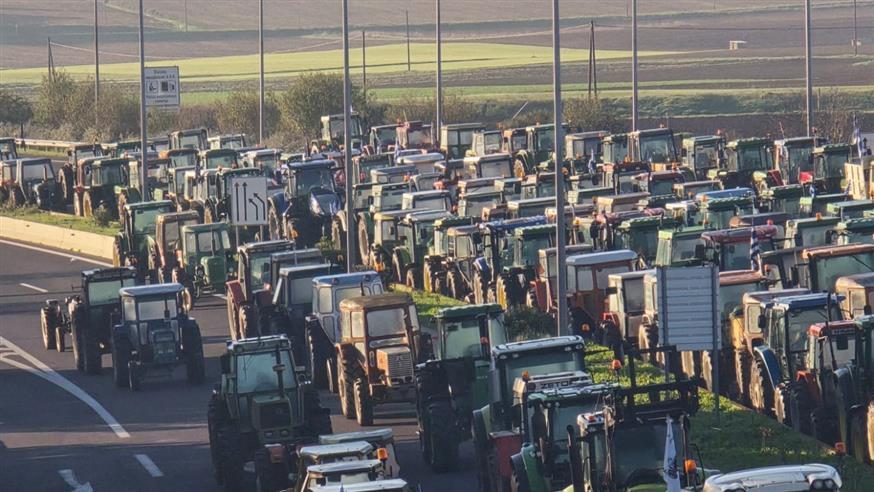 Εκατοντάδες τρακτέρ στον δρόμο