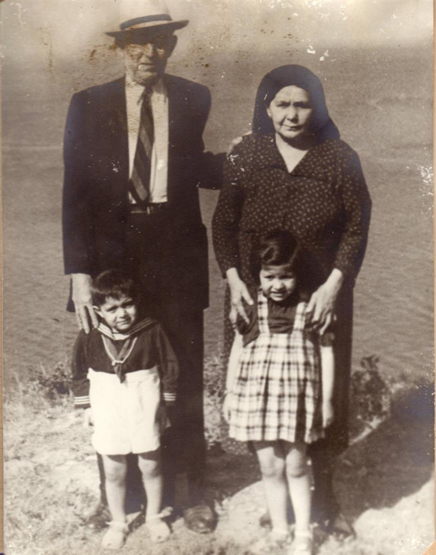 Η Κατερίνα και ο Κώστας με τον παππού και τη γιαγιά