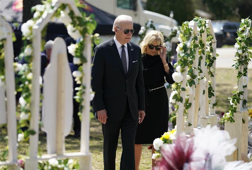 Ο πρόεδρος και η πρώτη κυρία των ΗΠΑ κατά την επίσκεψή τους στο νεκροταφείο του Ουβάλντε στο Τέξας (Associated Press)