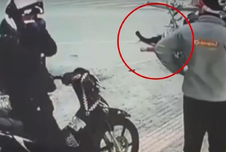 «Το κράνος μού έσωσε τη ζωή» λέει ο αστυνομικός που ενεπλάκη στο σοκαριστικό τροχαίο (Video Capture)
