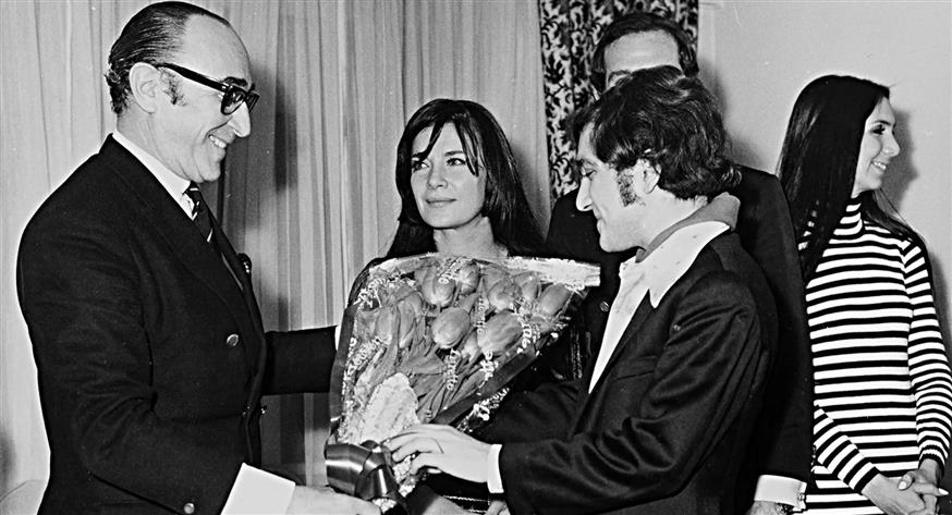 Η επιτροπή του διαγωνισμού του περιοδικού «Γυναίκα» το 1970. Από αριστερά: Μόραλης, Καρέζη, Αμπραχαμιάν (1ο Βραβείο), Τερζοπούλου (Έθνος)