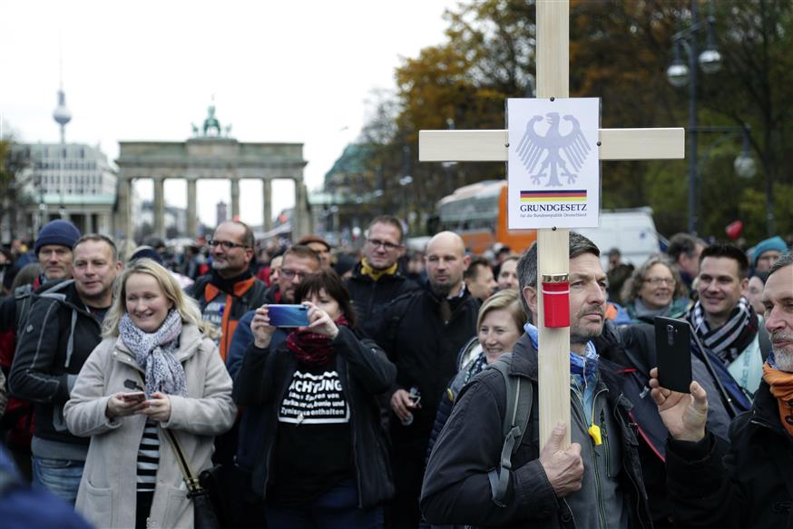 Διαδηλωτές στο Βερολίνο / (AP Photo/Michael Sohn)