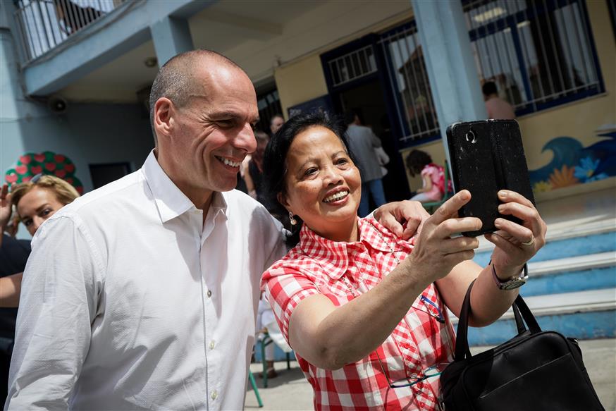 Ο Γιάνης Βαρουφάκης βγάζει selfie με πολίτες (Eurokinissi/Γιάννης Παναγόπουλος)