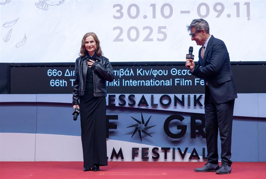 Η Ιζαμπέλ Ιπέρ στην προβολή της ταινίας «Η πιο πλούσια γυναίκα στον κόσμο»