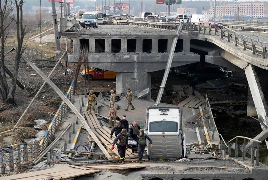 Κατεστραμμένη γέφυρα στο Ιρπίν της Ουκρανίας / AP Photo/Efrem Lukatsky