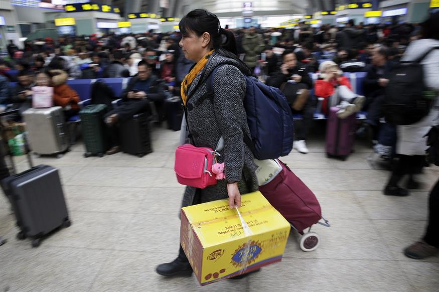 Πόσοι άνθρωποι, πόσες παρατημένες βαλίτσες (AP Photo/Brynn Anderson)