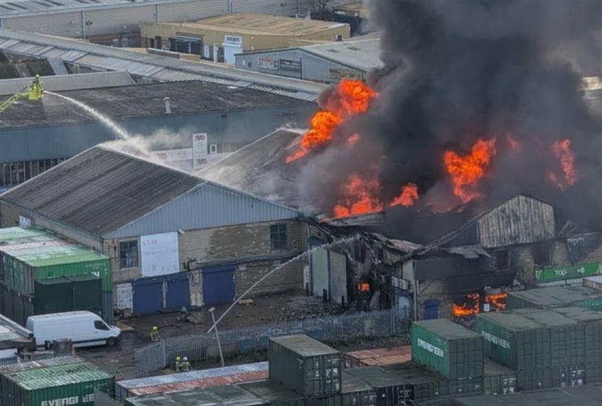 Φωτιά σε αποθήκη στο Λονδίνο (Χ)
