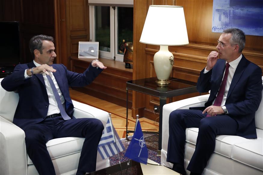 Ο πρωθυπουργός Κυριάκος Μητσοτάκης με τον γενικό γραμματέα του ΝΑΤΟ Γενς Στόλτενμπεργκ (AP Photo/Thanassis Stavrakis)