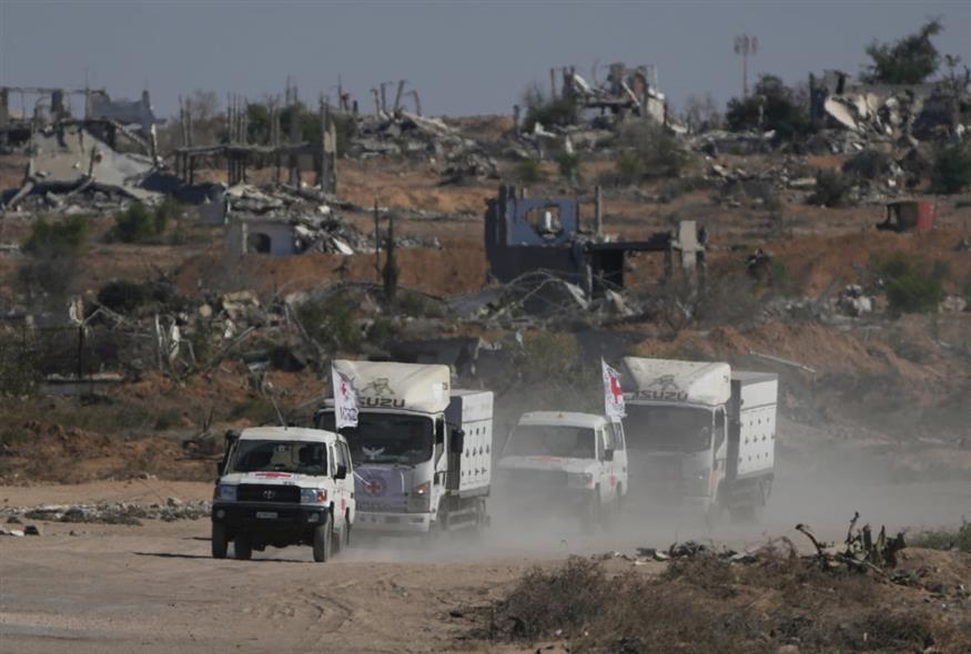 Οχήματα του Ερυθρού Σταυρού (AP Photo/Abdel Kareem Hana)