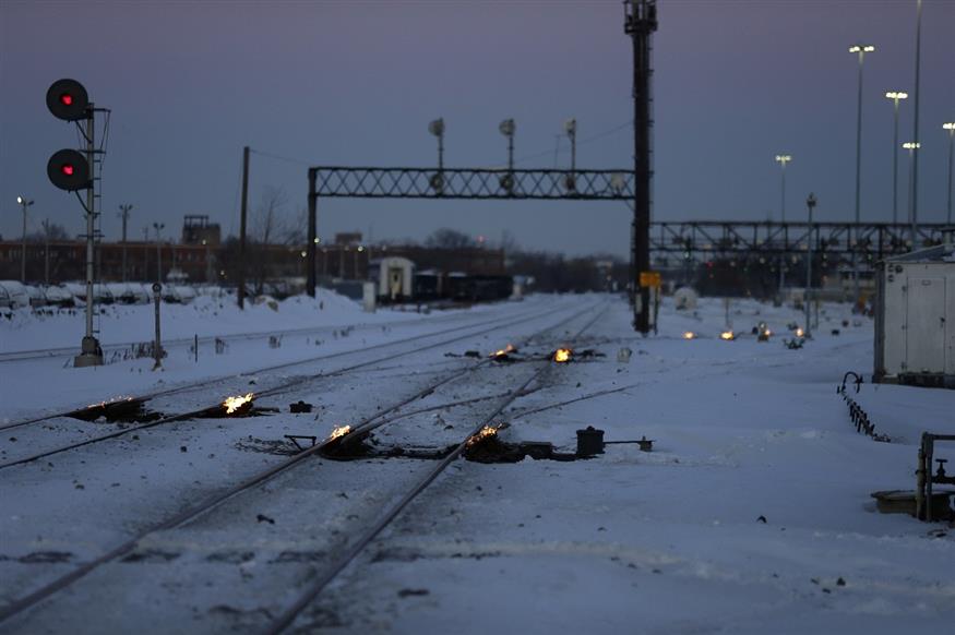 Έρημες ράγες στο σιδηροδρομικό δίκτυο του Σικάγο (AP Photo/Kiichiro Sato)