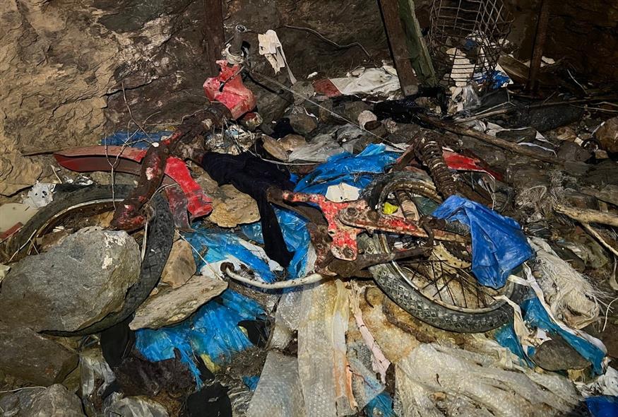 Πεταμένα σκουπίδια, μέχρι και μοτοσυκλέτα στο φρεάτιο «Καπάνταϊ» στην Καμάριζα