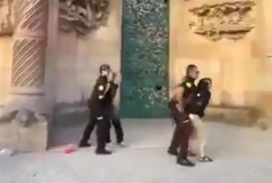 Ακτιβίστριες για το κλίμα πέταξαν μπογιές στη Σαγράδα Φαμίλια