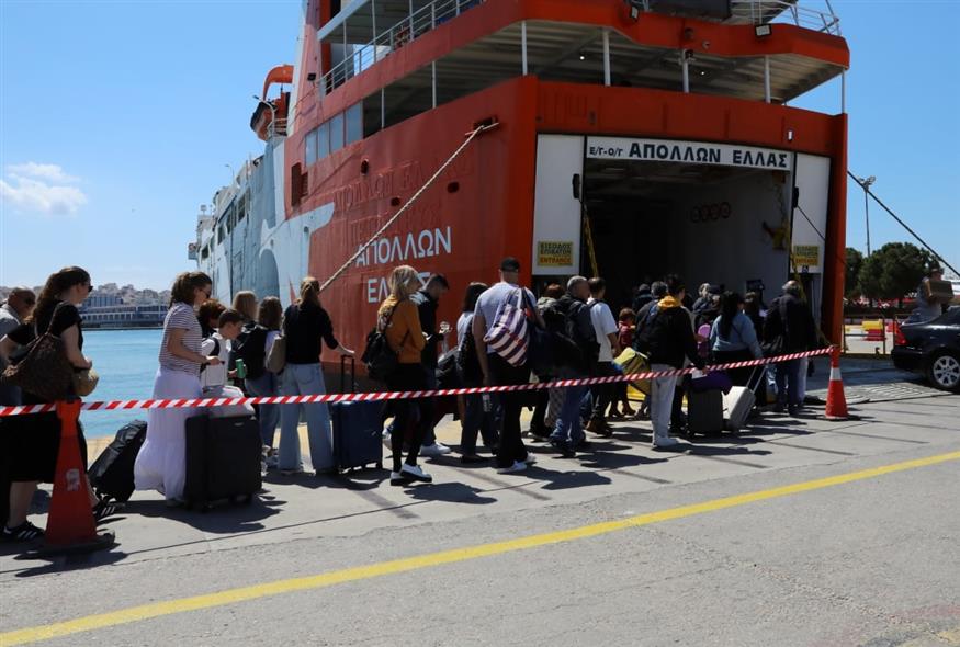 Έξοδος εκδρομέων του Πάσχα από το λιμάνι Πειραιά (ΙΝΤΙΜΕ)