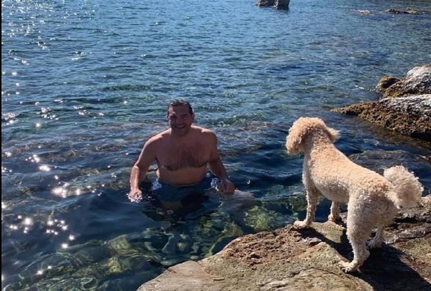 Ο Αλέξης Τσίπρας στη θάλασσα (Instagram)