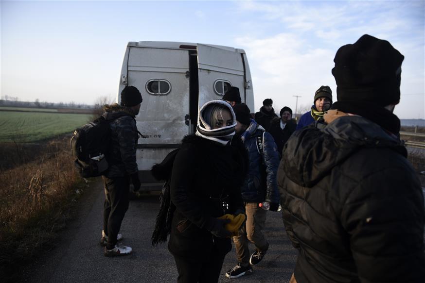 Πρόσφυγες και μετανάστες στον Έβρο/(AP Photo/Giannis Papanikos)