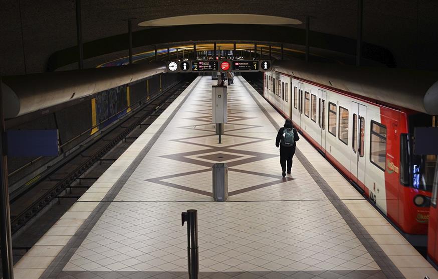 Ερημος από επιβατικό κοινό ο σταθμός μετρό της Νυρεμβέργης (Martin Schutt/dpa via AP)