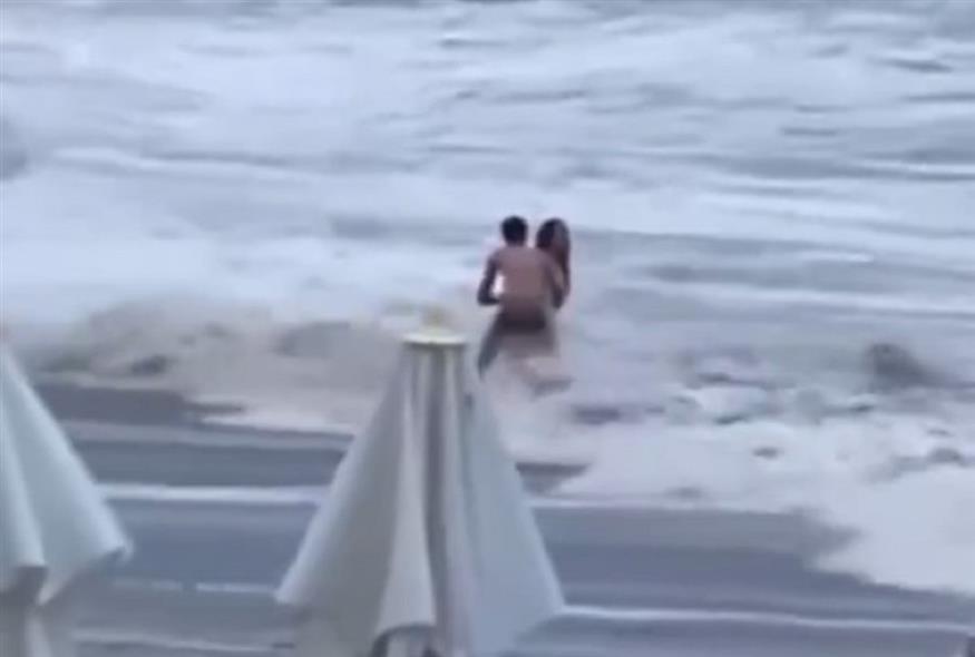 Ισχυρά κύματα σε παραλία στο Σότσι παρέσυραν 20χρονη (Χ)