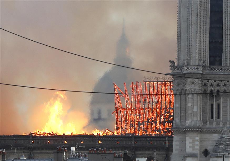Στις φλόγες η Παναγία των Παρισίων (AP Photo/Thibault Camus)