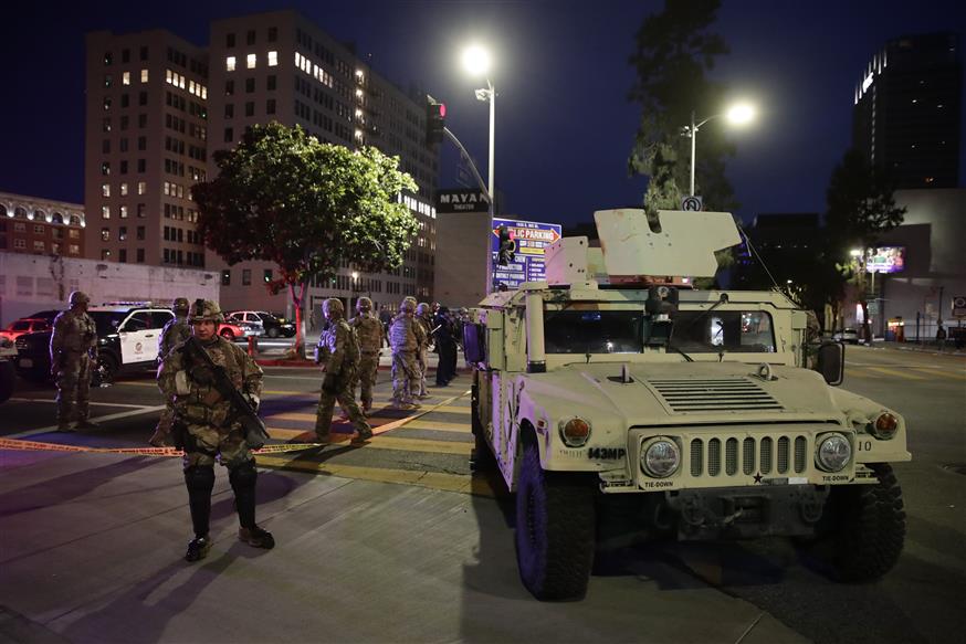 Δυνάμεις της Εθνοφρουράς στους δρόμους του Los Angeles (AP Photo/Jae C. Hong)
