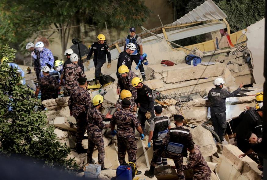 Νεκροί και τραυματίες από κατάρρευση τετραώροφου κτιρίου στο Αμάν (AP Photo/Raad Adayleh)