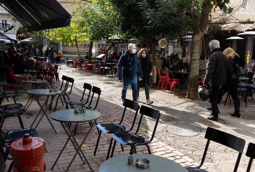 Ο κόσμος περπατά ανάμεσα σε καφετέριες σε έναν κεντρικό δρόμο της αγοράς στην Αθήνα / AP Photo/Yorgos Karahalis