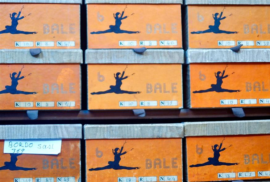Τα παλιά κουτιά παπουτσιών που βρίσκονται στοιβαγμένα στους τοίχους του Bale Kundura