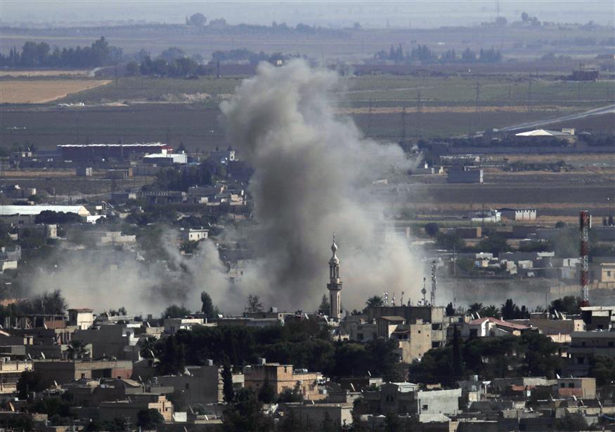 Πυκνοί καπνοί στον ουρανό της Βορειοανατολικής Συρίας (AP Photo/Lefteris Pitarakis)