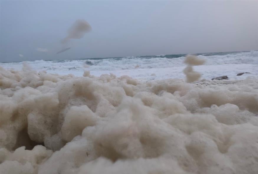 Αφρούς στη θάλασσα στην Παλαίχωρα (zarpanews.gr)