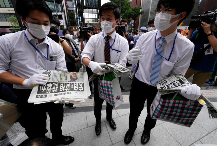 Πανικός στην Ιαπωνία μετά τους πυροβολισμούς στον πρώην πρωθυπουργό/ AP Photo/Eugene Hoshiko